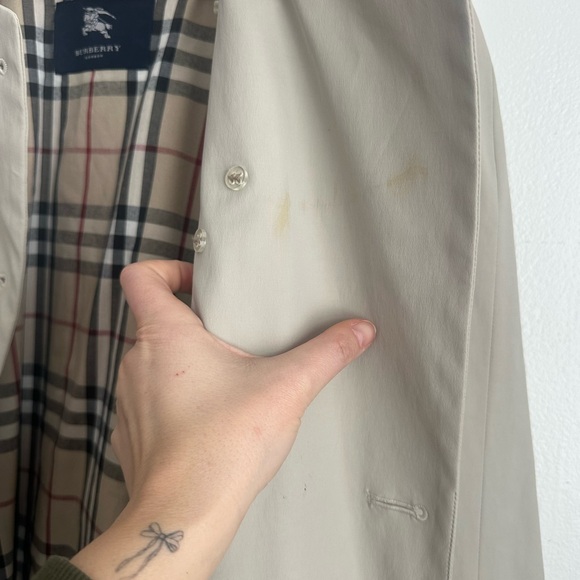 Burberry Women’s Classic Tan Trench Coat - Picture 15 of 16
